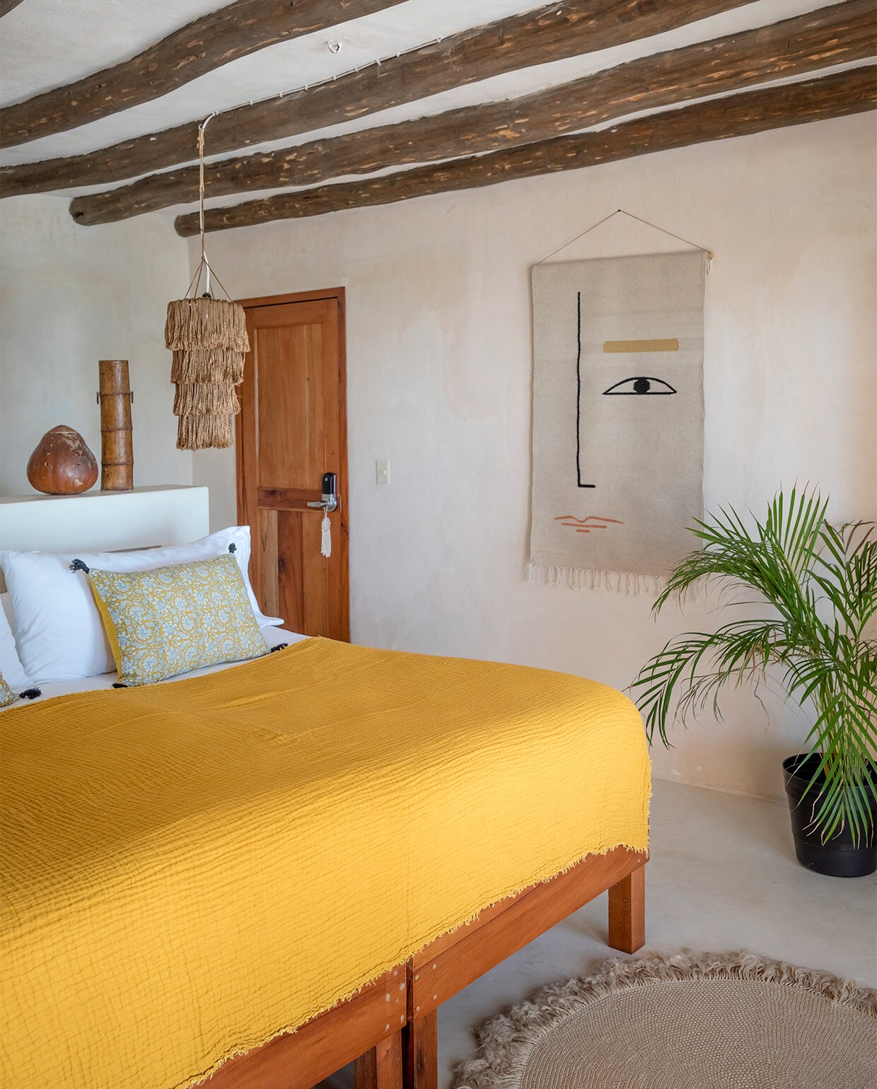 Beddengoed en kussens Harmony Textile. Hanglamp lokaal gekocht. Wandkleed Melissa Avila’s M.A.