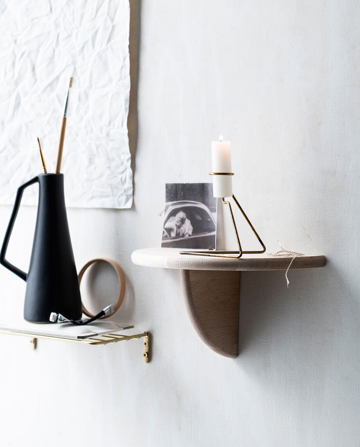 Keramieken vaas € 4,99 (). Messing kandelaar van Moebe € 19,95 (). Messing wandplank, 18x10x5 cm (bxdxh) € 45,- ). Borduurring, 7,5 cm (Ø) € 3,50 (com). Overig privébezit.