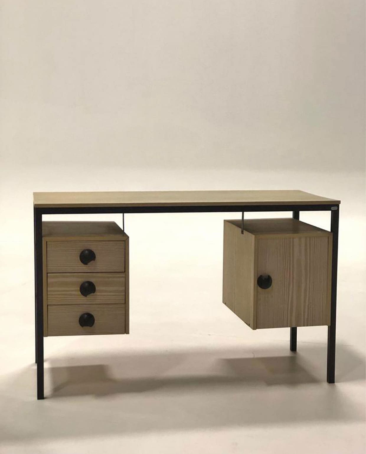 Bureau uit de kringloopwinkel