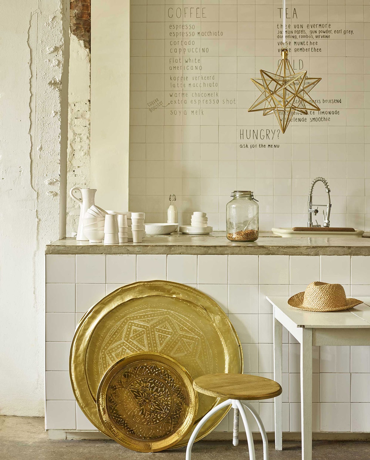 Witte kopjes, kommetjes, karaf, schaal, lamp (Household Hardware). Grote schaal, goudkleurig gespoten met spuitbus (Nijhof). Goudkleurige schaal van Madam Stoltz (Deens). Tafel, kruk (Portrait). Overig privébezit.