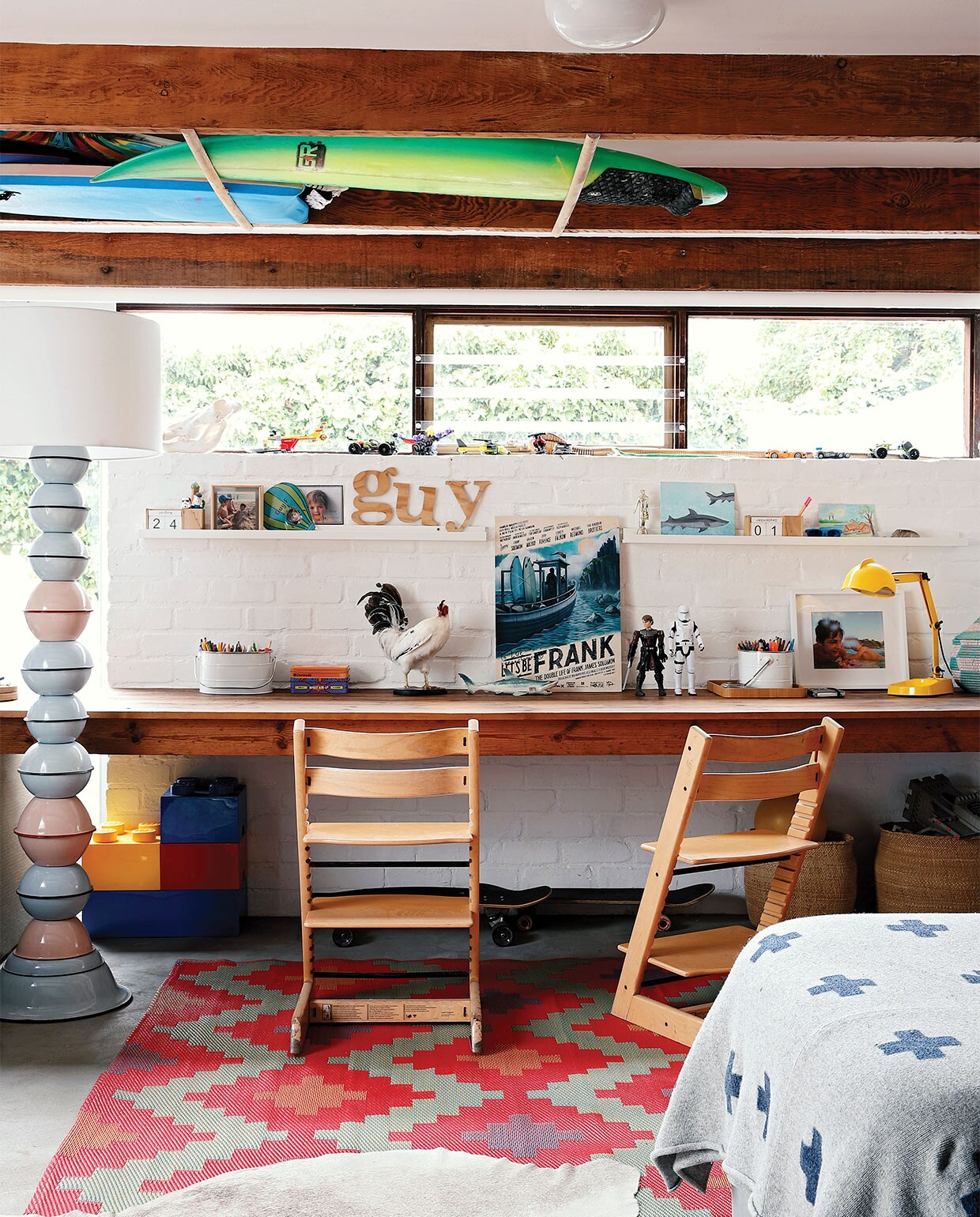 Vloerlamp gemaakt van emaille schalen van Gregor Jenkin Studio. Vloerkleed meegenomen uit India. Bureau laten maken door Allan Lutge. Stoelen Tripp Trapp in beuken-uitvoering Stokke. Opbergboxen Lego. Overig onbekend.