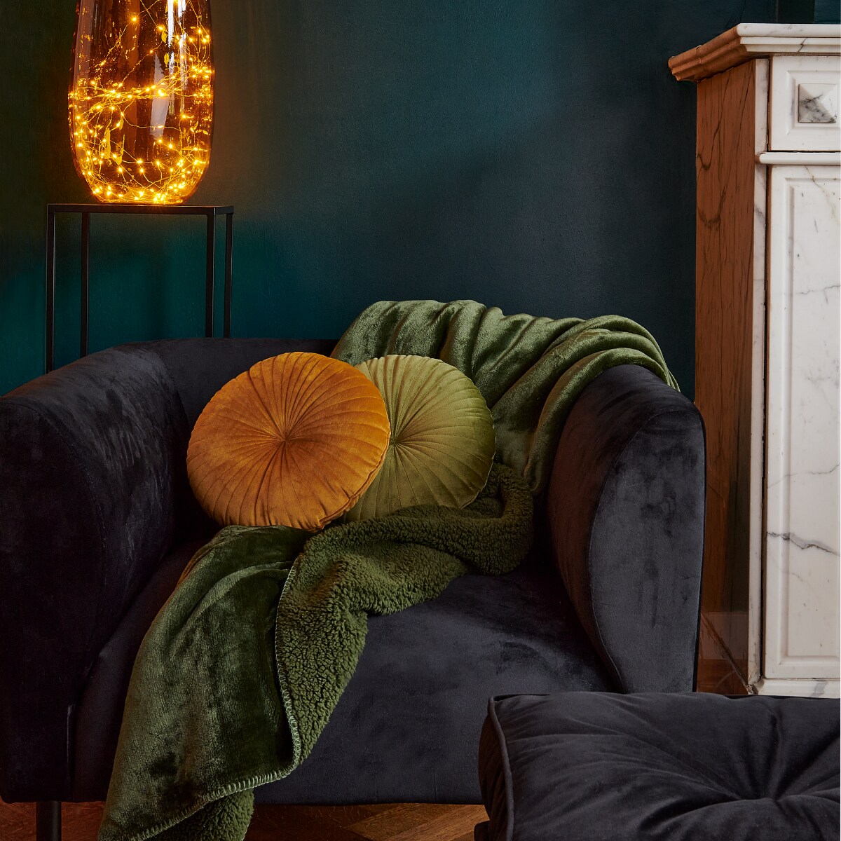 Suave plaid groen 150×200 cm (€32,95) – Stitchy kussen diam. 30cm (€5,95) beschik. in 3 kleuren – Tilly zetel (€249) vtwonen 11-2021 | Casa Kerstcollectie