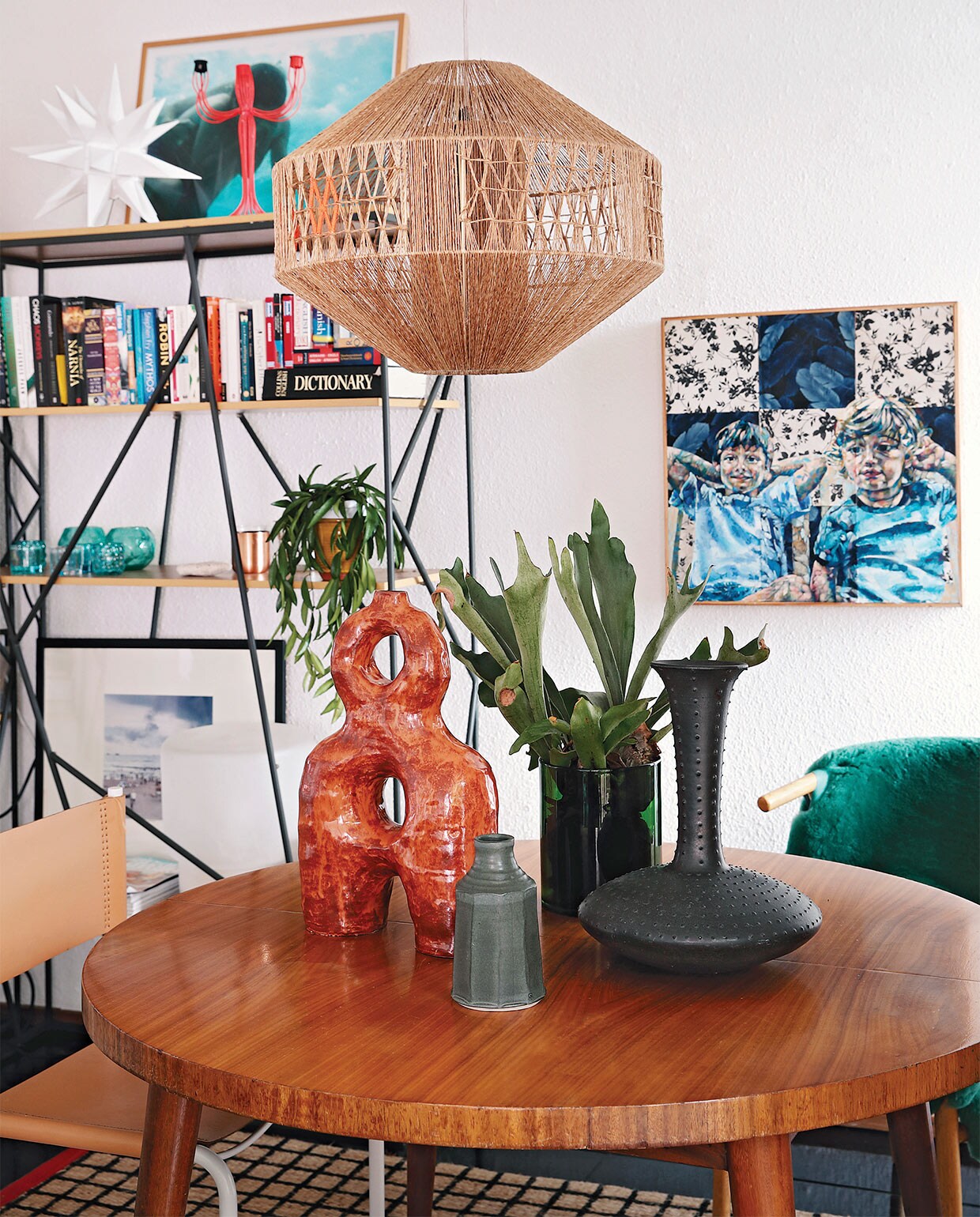 Hanglamp lokaal gekocht. Vintage eettafel via Tonic Design. Rood, keramieken kunstwerk Ben Orkin, overige keramiek Anthony Shapiro. Kunstwerk aan de muur van Varenka Paschke.