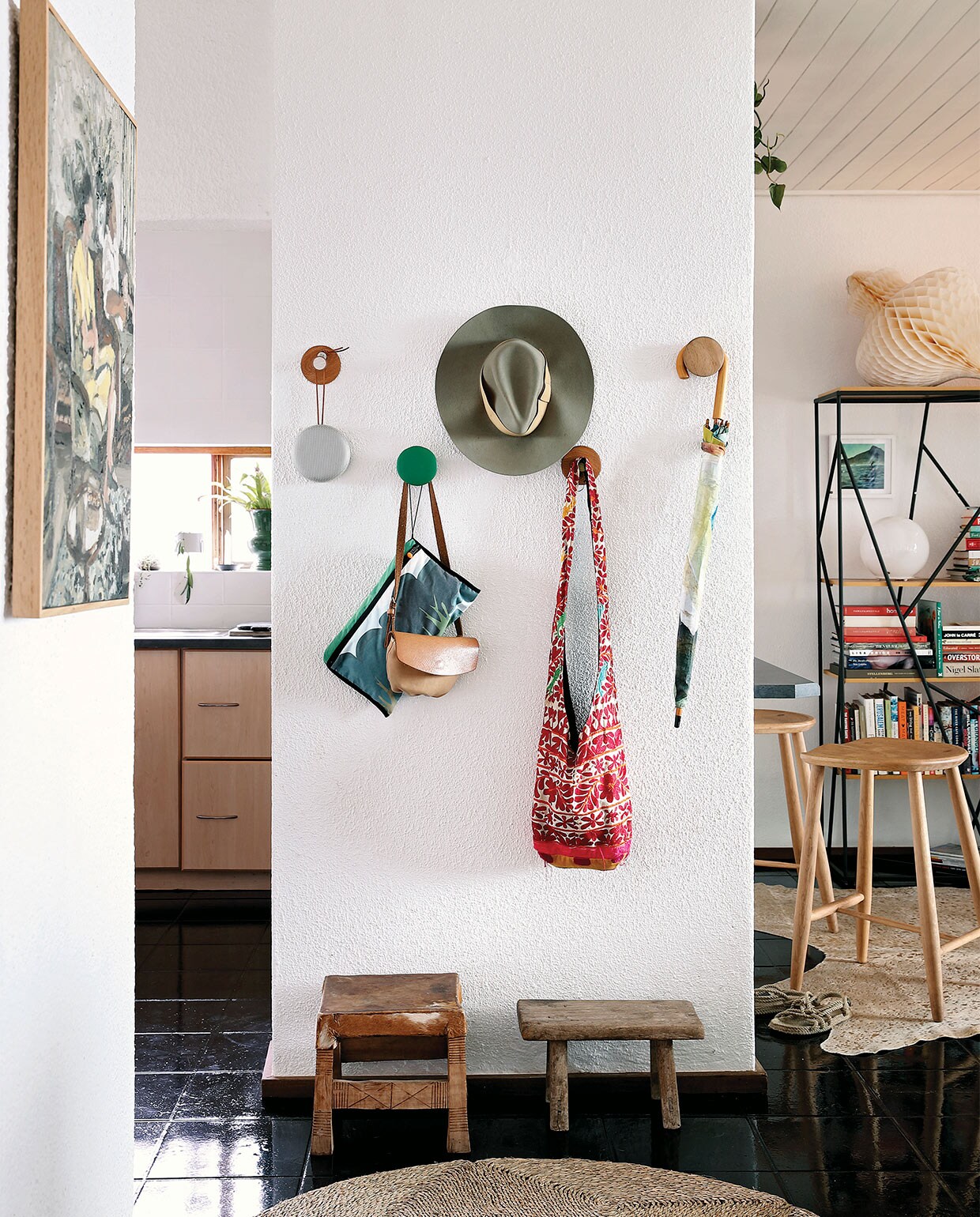 Wandknoppen Muuto. Krukjes lokaal gekocht. Barkrukken Houtlander. Koeienhuid van de nguni-koe lokaal gekocht. Wandkast Mobelli. Overig onbekend.