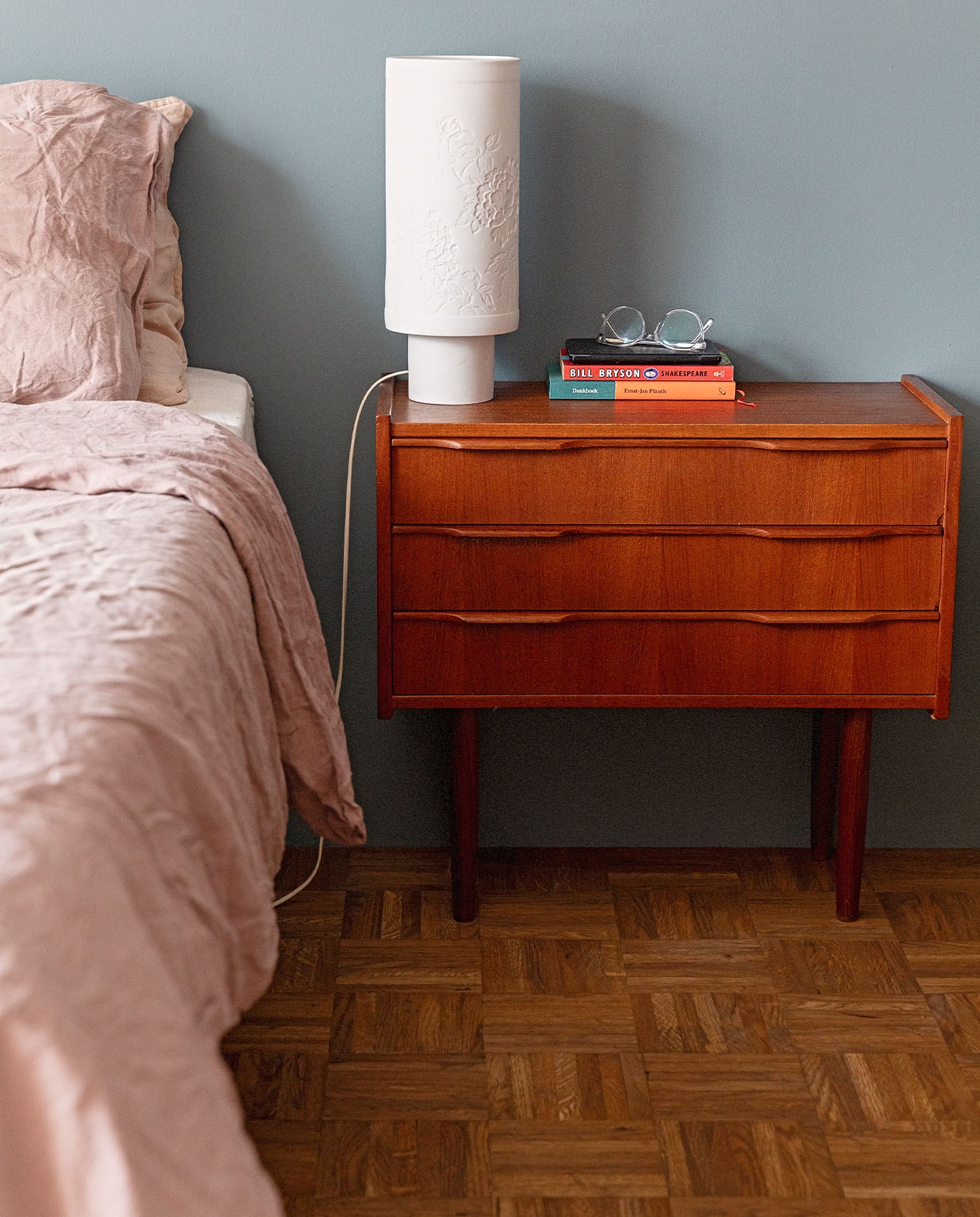 Kleur op de muur De Nimes Farrow &amp; Ball, beddengoed Casa Comodo, nachtkastje Marktplaats, lamp Pols Potten, eikenhouten ondervloer voor parket.