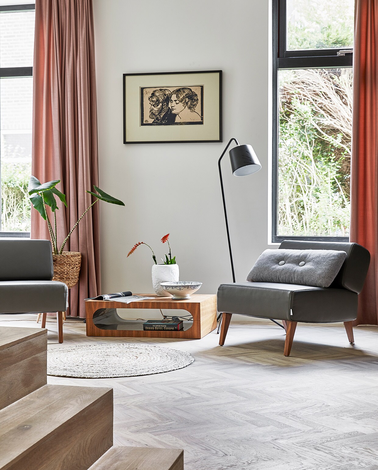 Stoelen en salontafel Mostert &amp; van Leeuwen, vaas Design Studio Carola Zee, schaal brocante. Vloerkleed Kwantum, lamp It’s About RoMi Barcelona, schilderij Marius Richters, gordijnen Jaloezieënfabriek Zuid. Rieten plantenmand Xenos, plant The Flower Factory.