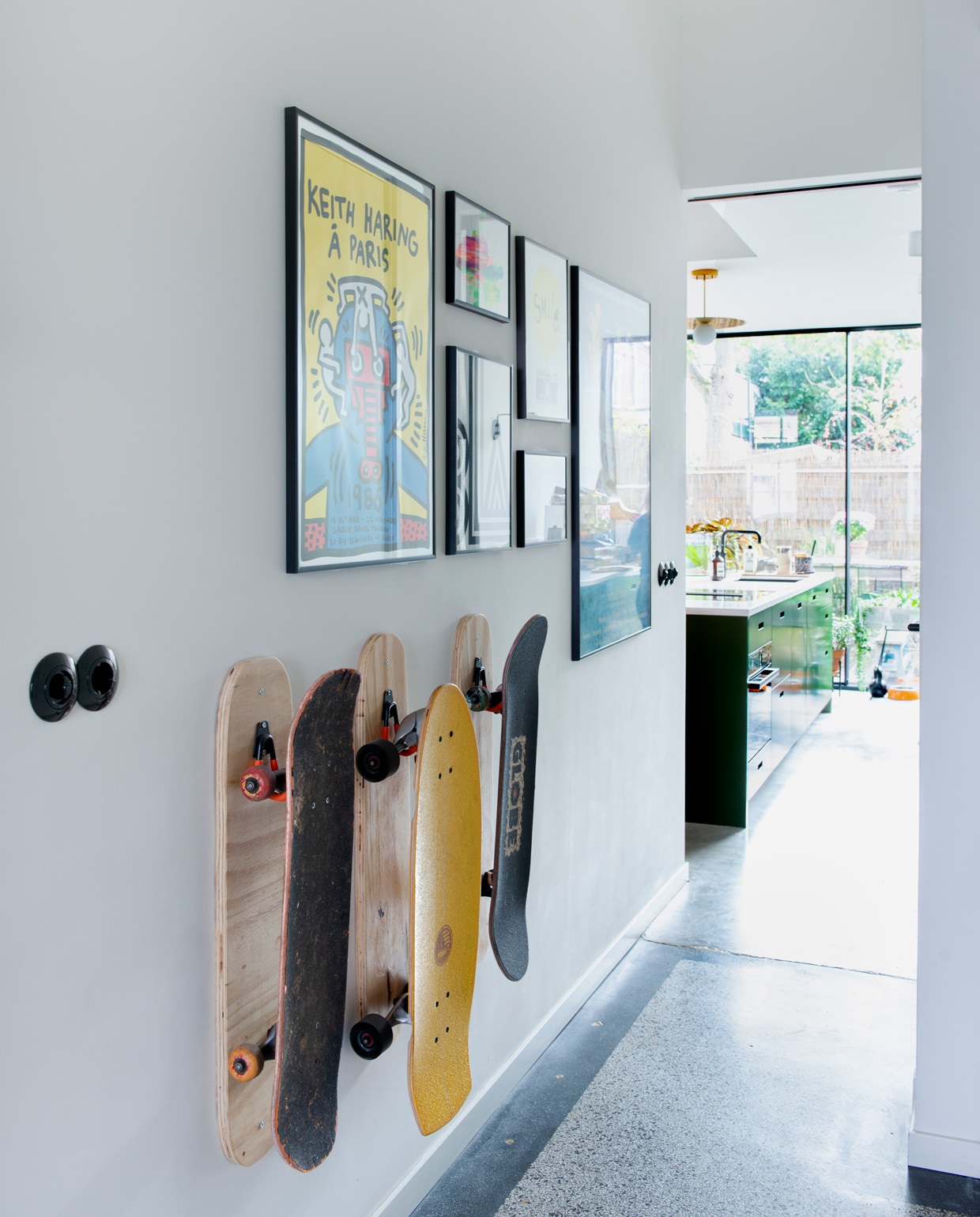De witte hal met skateboards van Annabelle en Martin