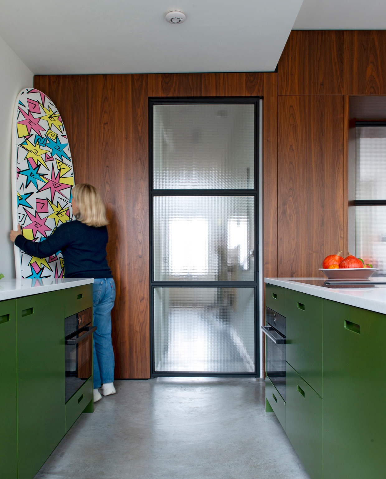 En suite en keuken op maat gemaakt door Houtwerk, keukenblad Hi-Macs, fruitschaal Hay.
