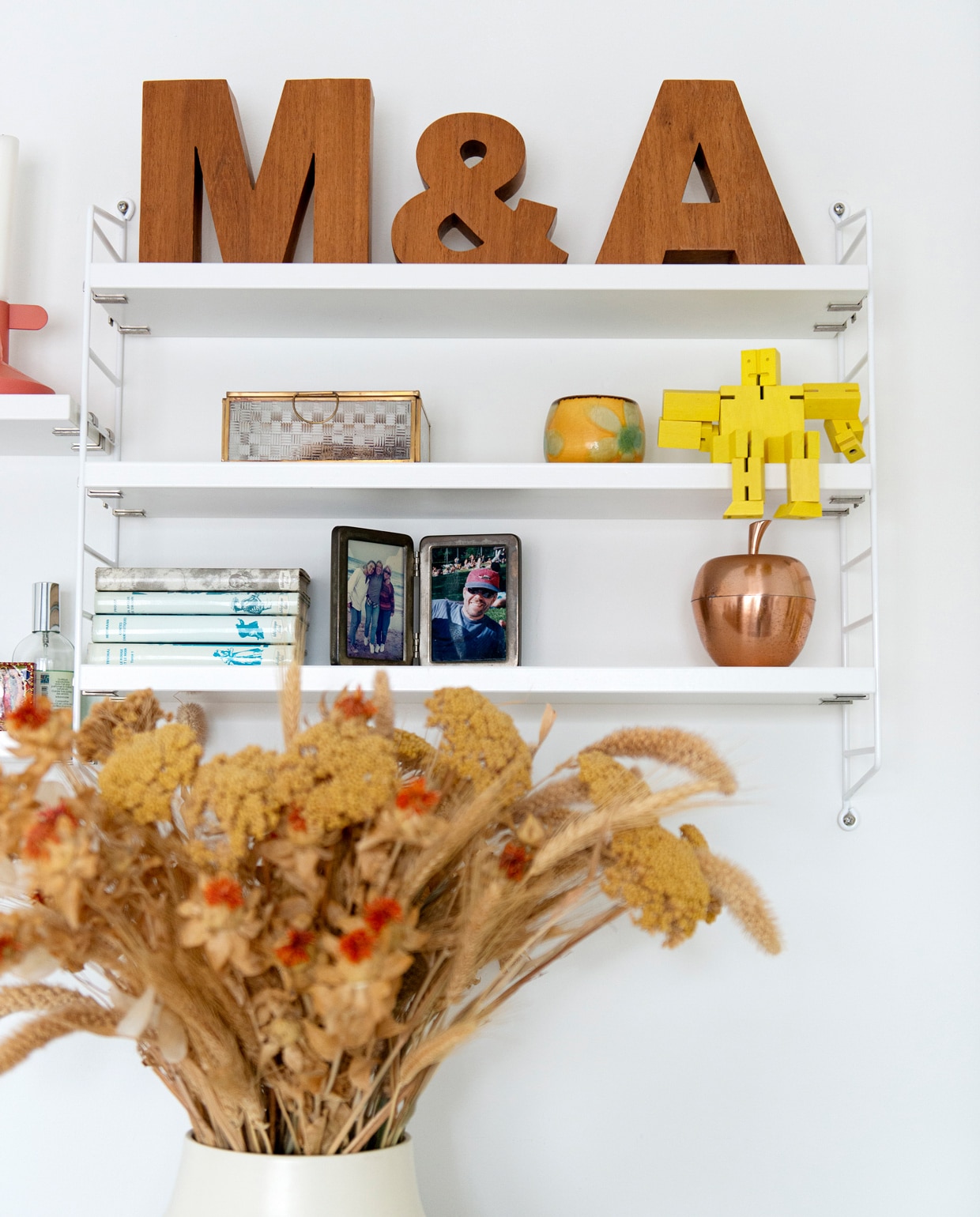 Drie witte wandplanken met diverse woonaccessoires