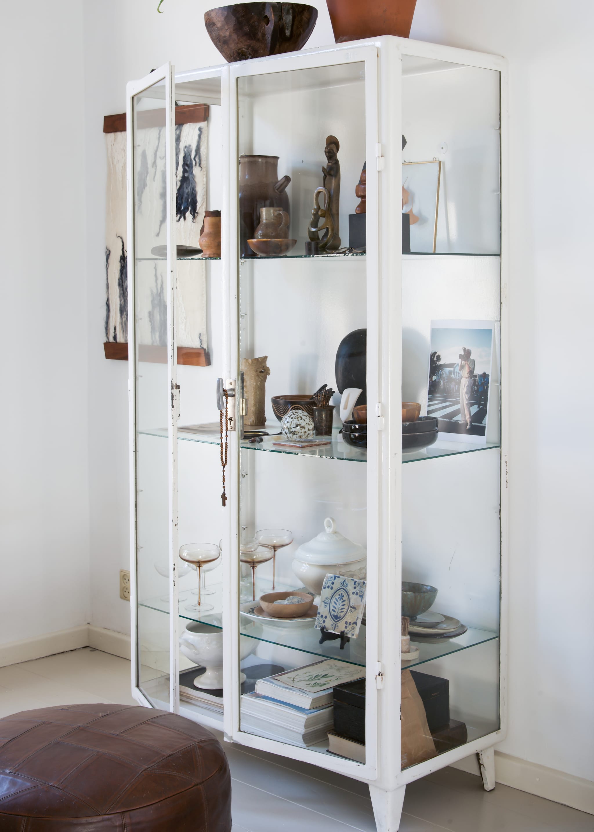 Poef kringloopwinkel. Vitrinekast Vintage Fabriek. Schaal herkomst onbekend. Houten schaaltjes uit Afrika. Klein hoofd kringloopwinkel. Groot hoofd HKLiving. Tegel uit Portugal. Overig herkomst onbekend.