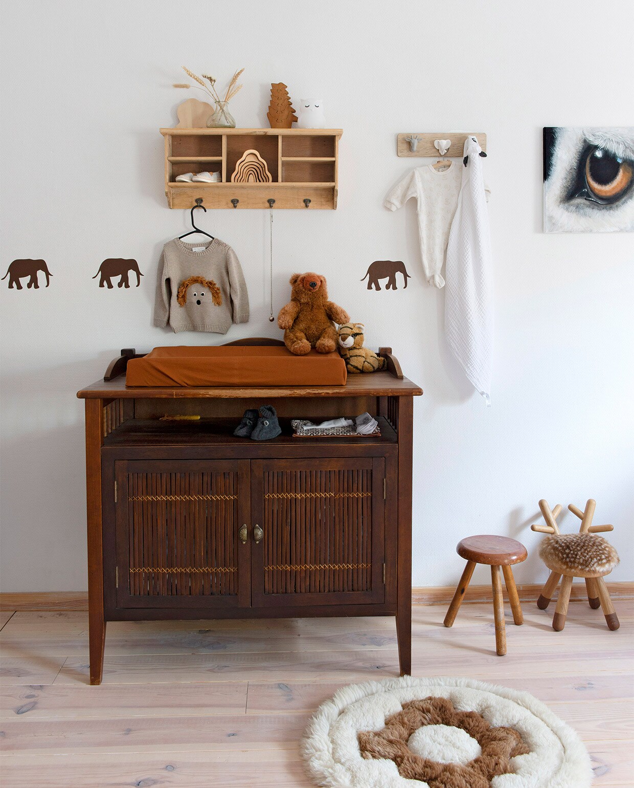 Kapstok, commode, kruk en decoraties tweedehands, schilderij van oog eigen werk, hertenkruk Elements Optimal (eo.dk), kindertrui Stella McCartney.