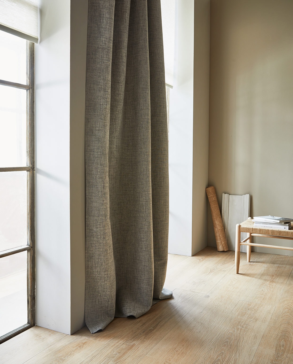 Gordijn Groove, wit-grijs, verduisterend, met plooi, 270×140 cm (hxb) € 63,99.M.m.v. jotex.nl (kruk), vtwonen.nl (tegels Blancs Naturel van vtwonen), karwei.nl ( muurverf Flax van vtwonen).