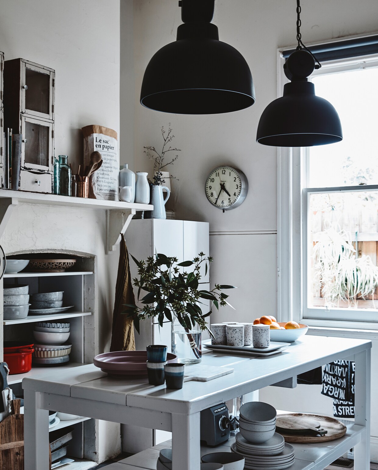 ‘Het vakkenkastje op de schouw, een veilinghuisvondst, is wel honderd jaar oud. Ook de klok is vintage, die hing vroeger in een Australisch klaslokaal.’ Papieren zak van Merci. Lampen en bekers van HK Living. Kasten en verrijdbaar keukeneiland Eve van House of Orange. De overige spullen zijn lokale (Australische) vondsten.