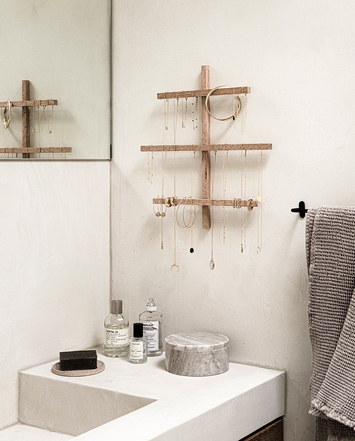 Badlaken 70×140 cm, marmeren pot met deksel (hm.com). IJzeren handdoekhouder (thefinestore.com). Zeep (loods5.nl). Sieraden (stories.com). Overig privébezit.