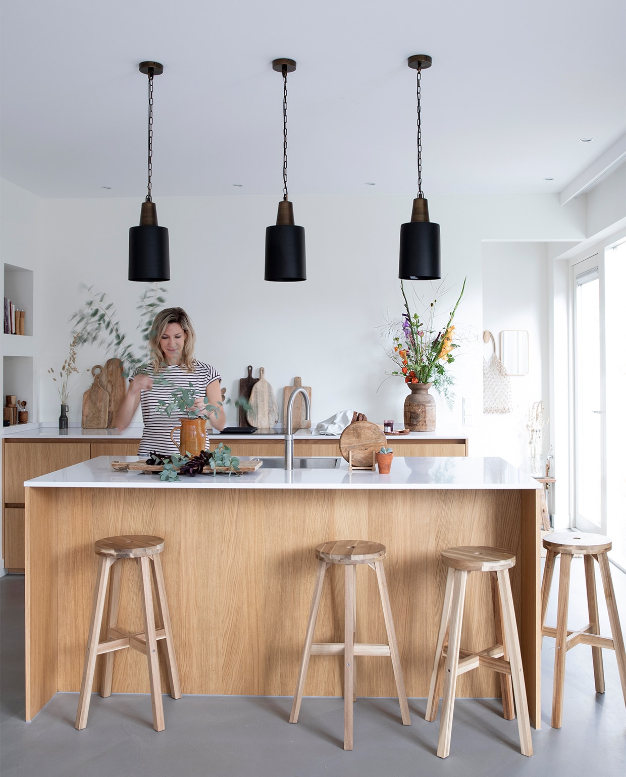 Massief houten keuken met composiet blad van Keukenontwerpers Woerden. Kraan Quooker. Lampen Light &amp; Living. Krukken en opstapkruk Ikea. Snijplanken Ikea, Sissy- Boy Homeland en Zara Home. Houten ontbijtborden H&amp;M Home. Vaas van een brocantemarkt. De vloer is een gietvloer.