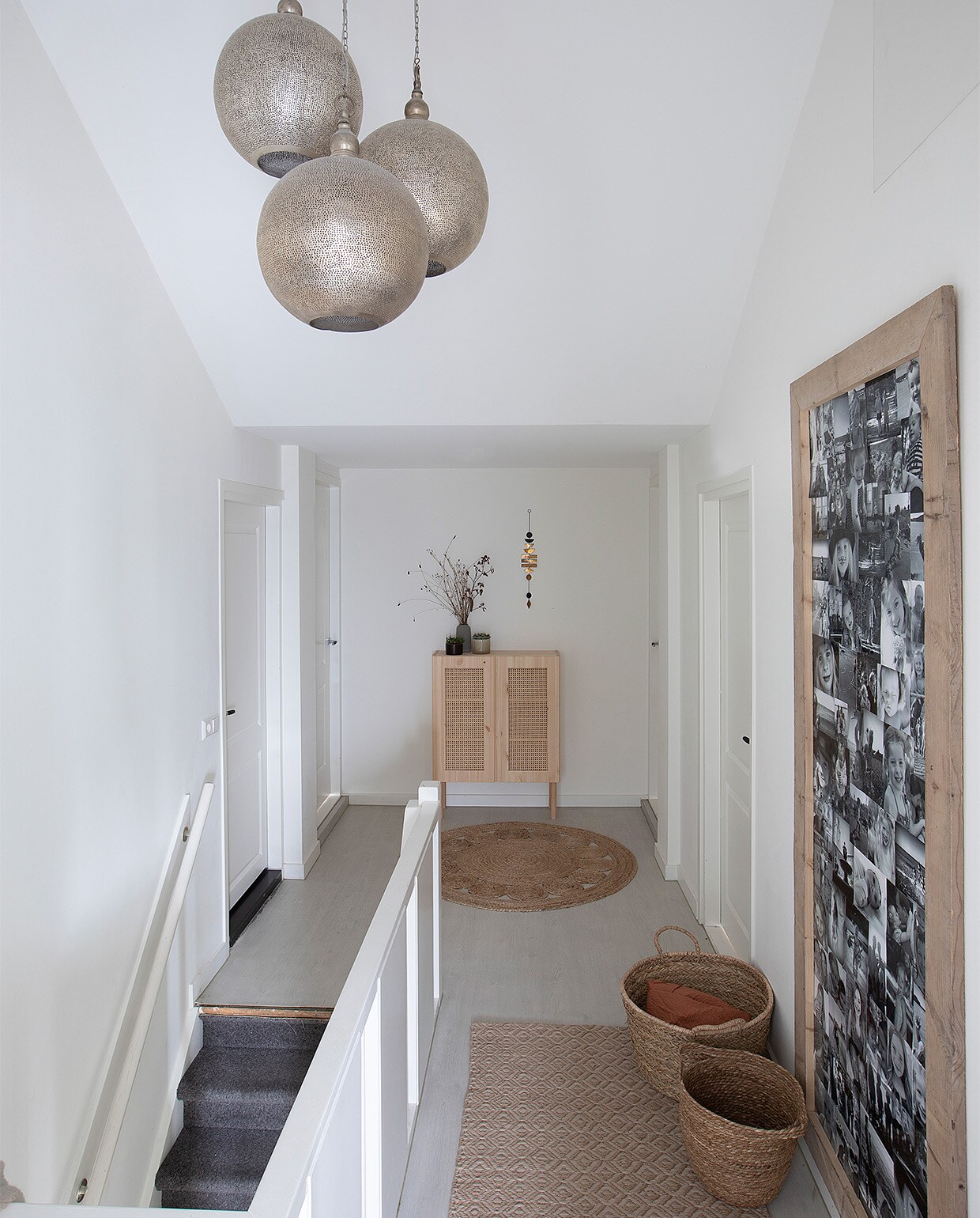 Kast Ivar Ikea. Hanglampen en manden Daybydee Lifestyle. Vloerkleed Wehkamp. Platen vurenhouten underlayment als fotoprikbord.