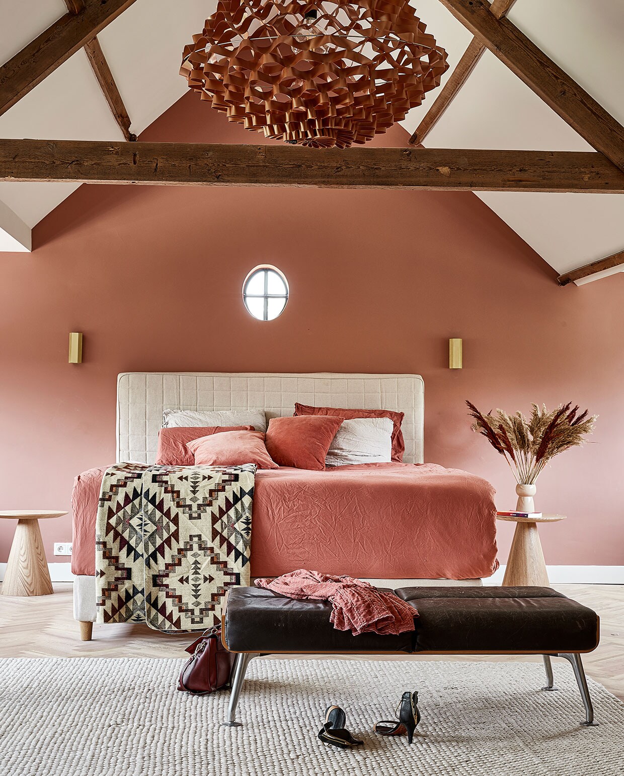 Plafondlamp Jspr, muurverf Real Plum van Flexa. Bed Ikea. Beddengoed en kussens H&amp;M Home. Wandlampen Wever &amp; Ducre. Bank herkomst onbekend. Vloerkleed Hay. Kleding Zara, schoenen Day Birger et Mikkelsen. Houten bijzettafels en houten vaas Kwantum. Droogbloemen The Flower Factory, kleed souvenir uit Zuid-Amerika.