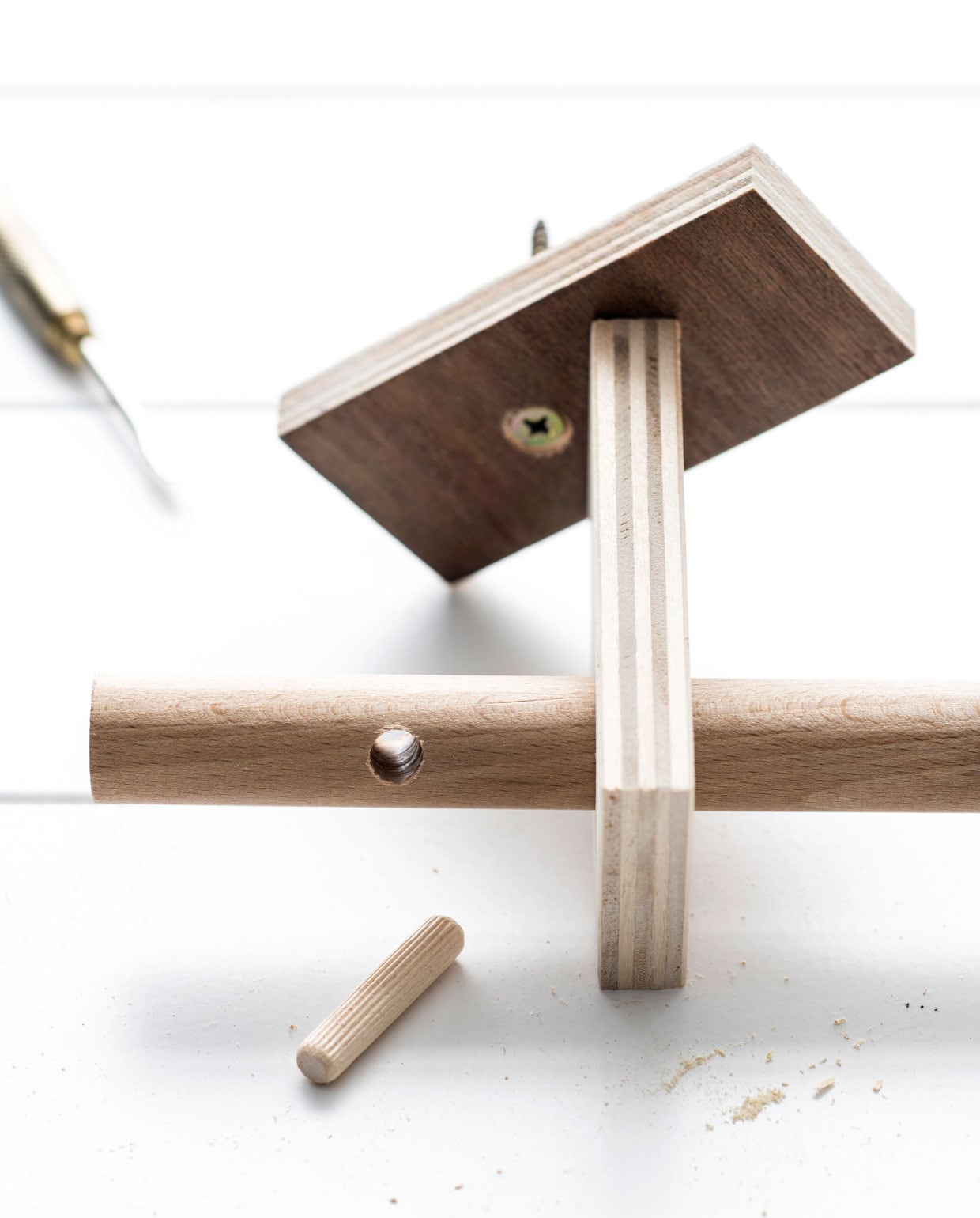 Gordijn per set € 49,99 (hm.com). Messing beugel, 20×3,2×5,3 cm (lxbxh) € 29,- (thefinestore.com). Opbergzak 40×32 cm (lxb) € 18,50 (boet-stijl.nl).