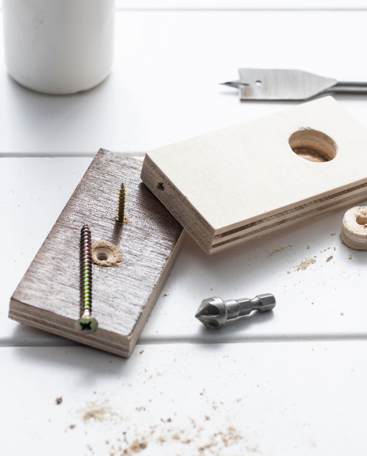 Gordijn per set € 49,99 (hm.com). Messing beugel, 20×3,2×5,3 cm (lxbxh) € 29,- (thefinestore.com). Opbergzak 40×32 cm (lxb) € 18,50 (boet-stijl.nl).