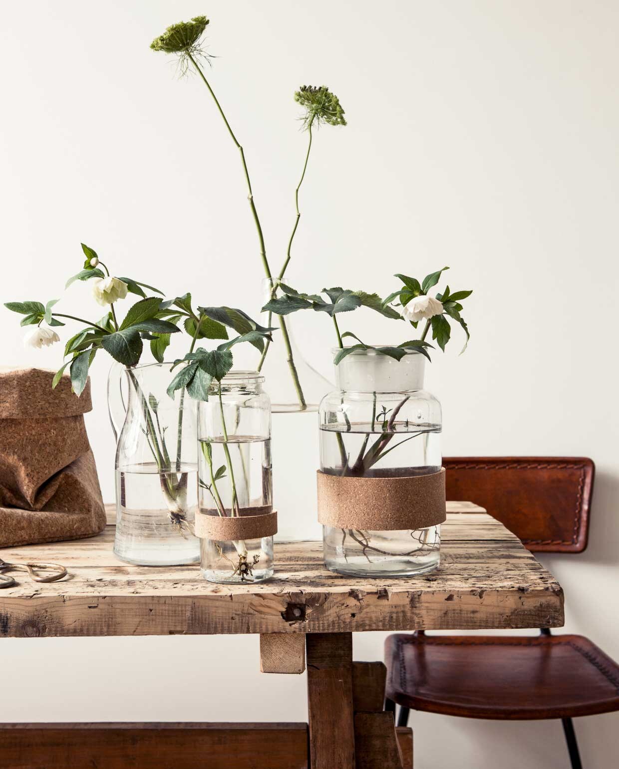 Plantenpot op schouw, rieten kruk en houten frame met spiegel, zelf oesterwit geschilderd, Zenza. Flesvaas Loods 5, houten pot Raw Materials. Warme tint en zachte oesterkleur muurverf zelf gemengd. De schouw is origineel.
