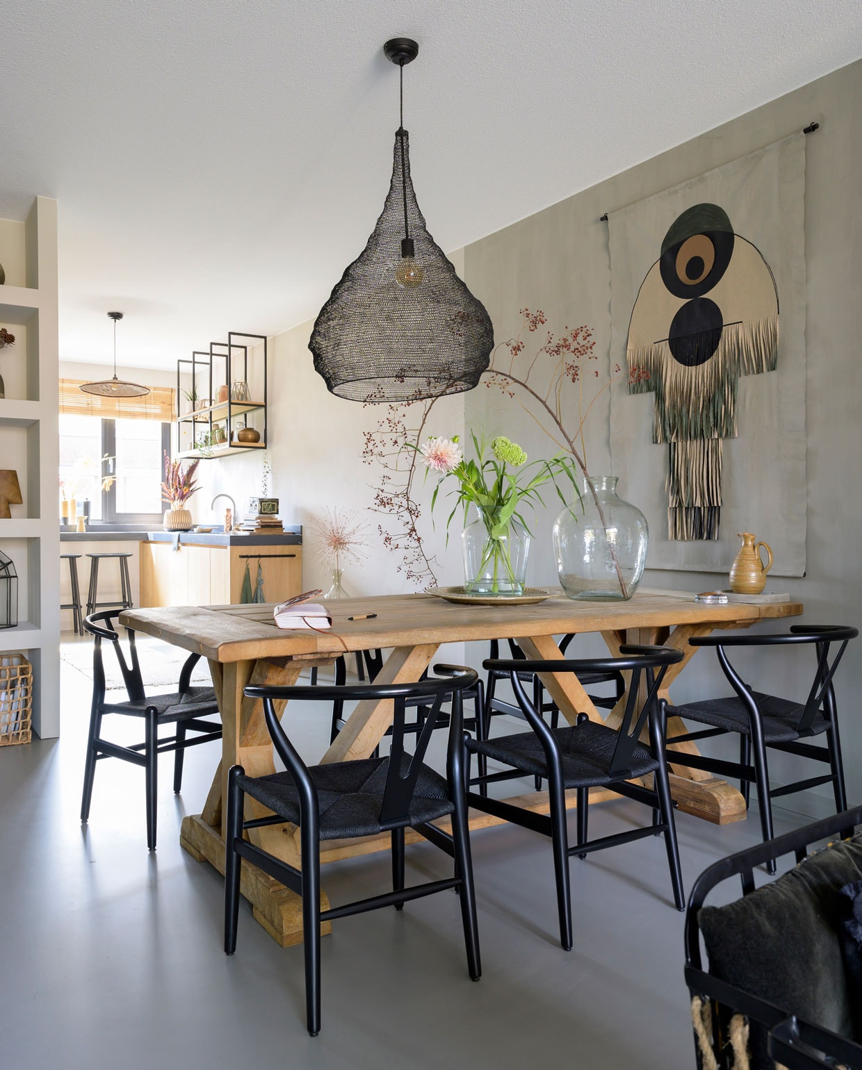 Tafel op maat laten maken door een meubelmaker. Lamp en vazen Mica Decorations. Stoelen Dames van Rusticus Styling. Wandkleed zelfgemaakt. Vloer Fusion Gietvloeren. Kan en servies cadeau gekregen.
