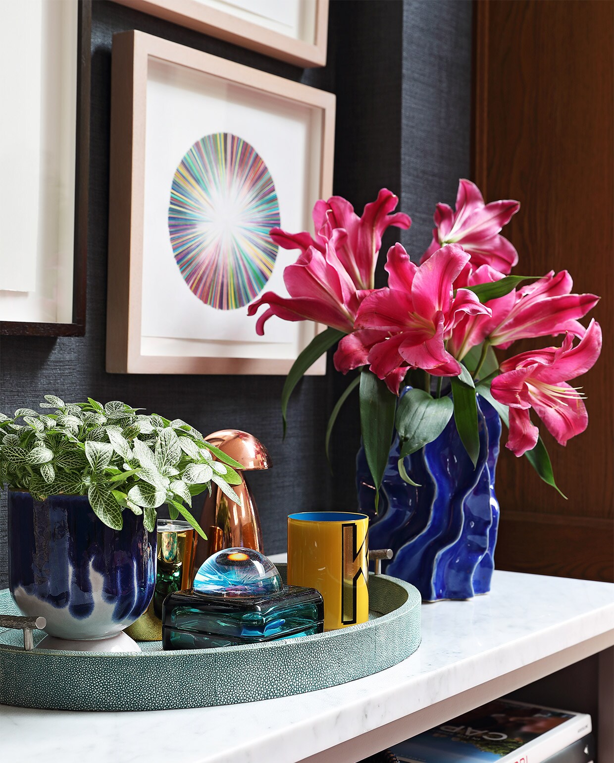 Groene vaas en blauwe pot Anthropologie. Dienblad OKA