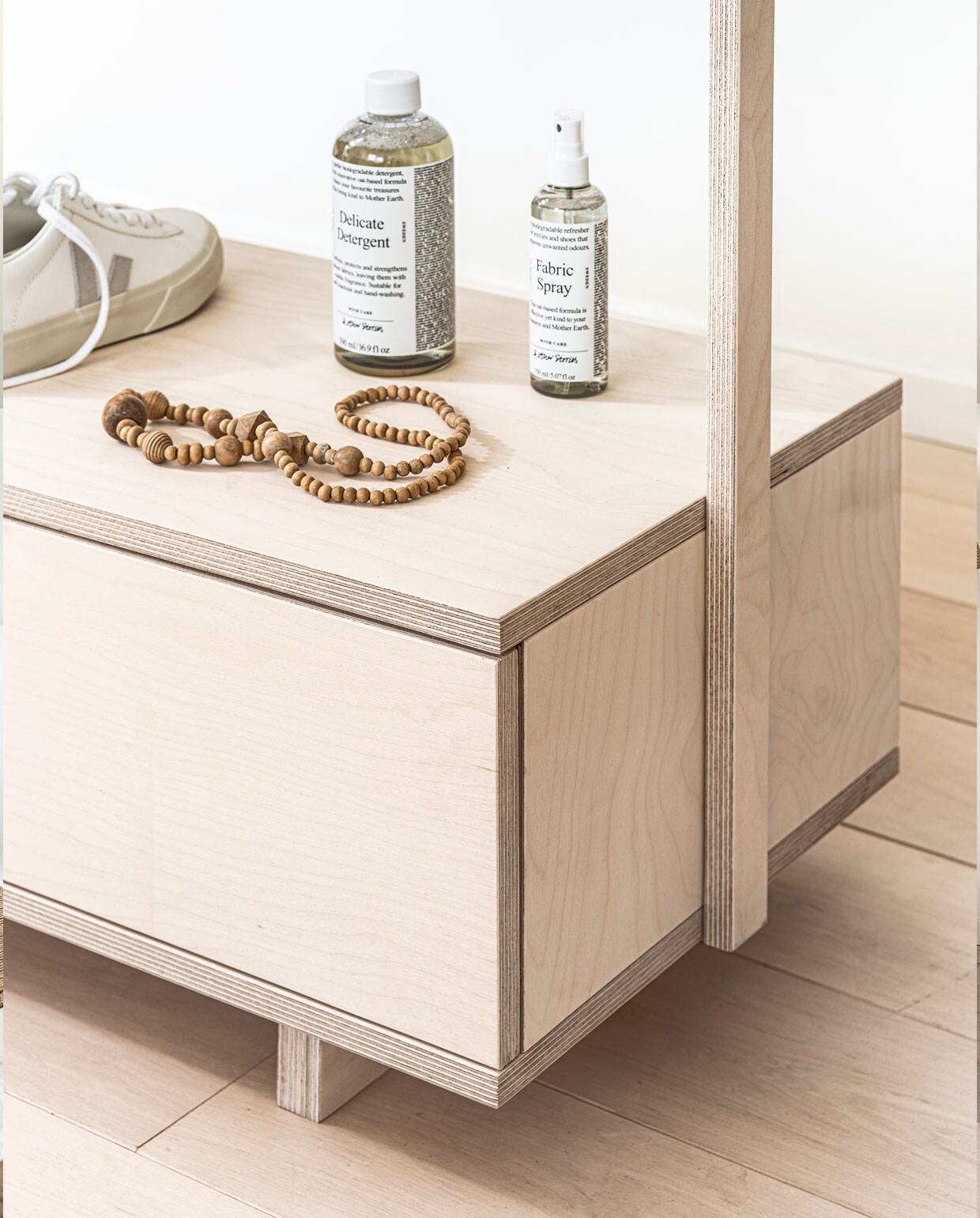 Fabric spray € 12,-, fles delicate detergent € 9,-(stories.com). leren gympen Veja Campo € 125. Overig privébezit.