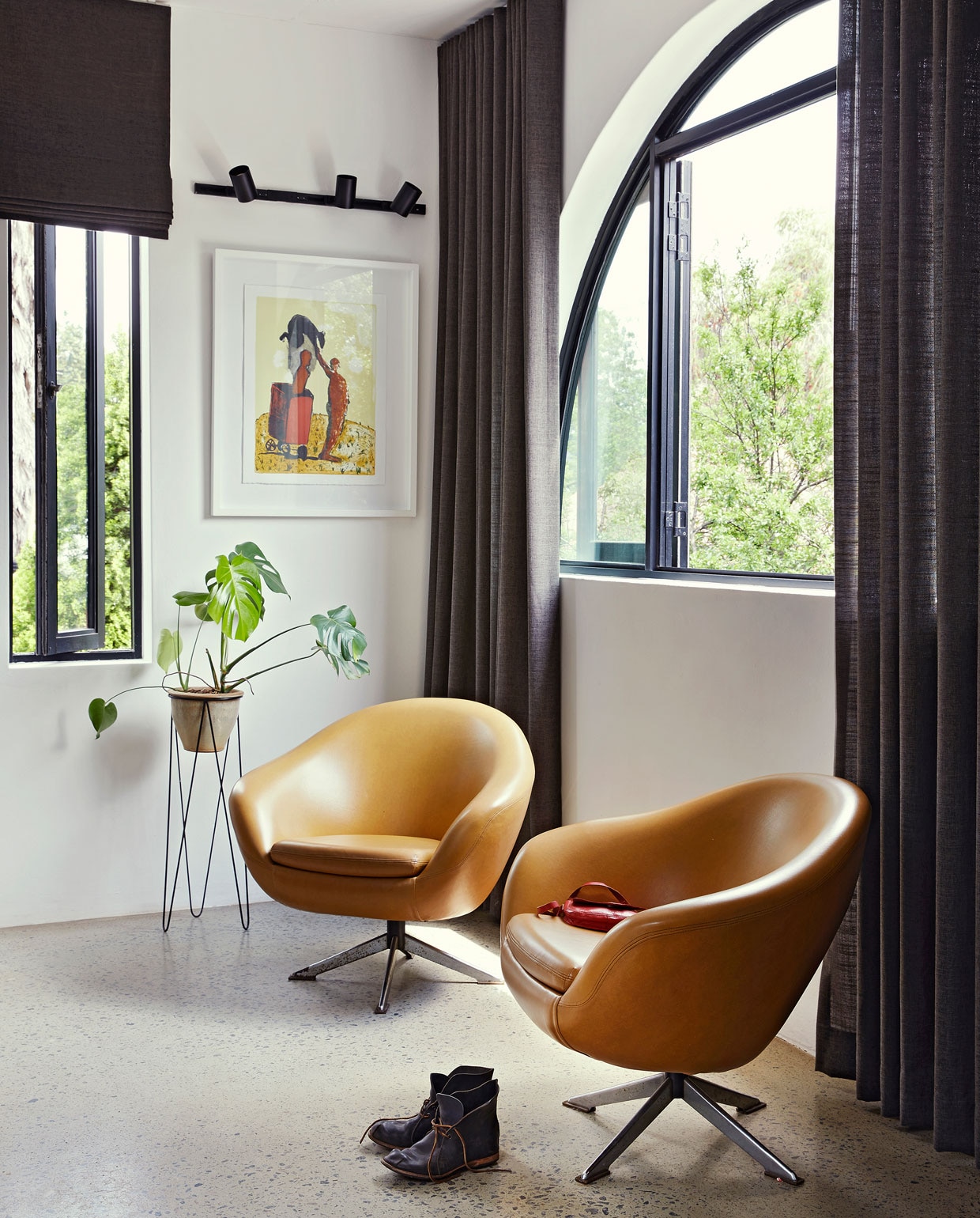 Fauteuils Heirloom. Wandlamp Spazio. Schilderij van Colbert Mashile. Plantenhouder Arkivio. Overig onbekend.