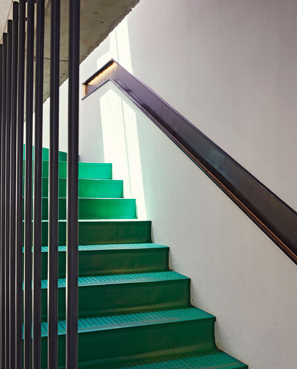 Trap gemaakt van in elkaar grijpende PVC-vloertegels in de kleur Summer Green. Verzonken stalen leuning zelfgemaakt.
