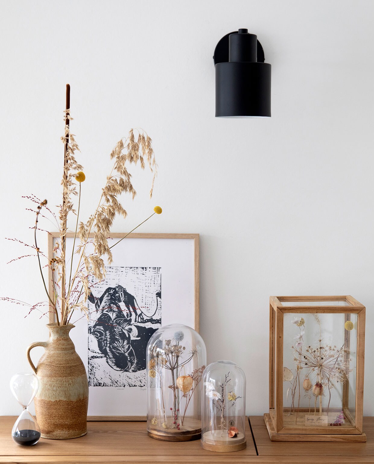Wandlampen Kwantum,- vierkante stolp van Leen Bakker gevuld met droogbloemen. Overig herkomst onbekend.