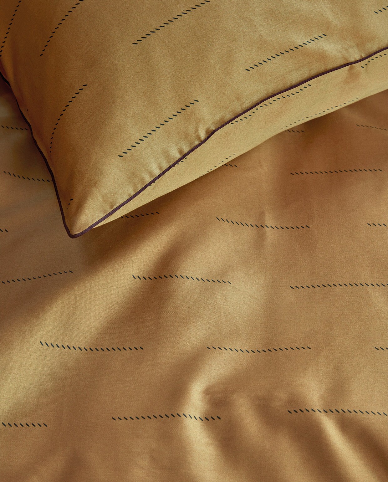 Dekbedovertrek Blurred Lines van katoensatijn, geel, 140×200/220 cm € 79,95, 200×200/220 cm € 149,95, 240×200/220 cm € 159,95.