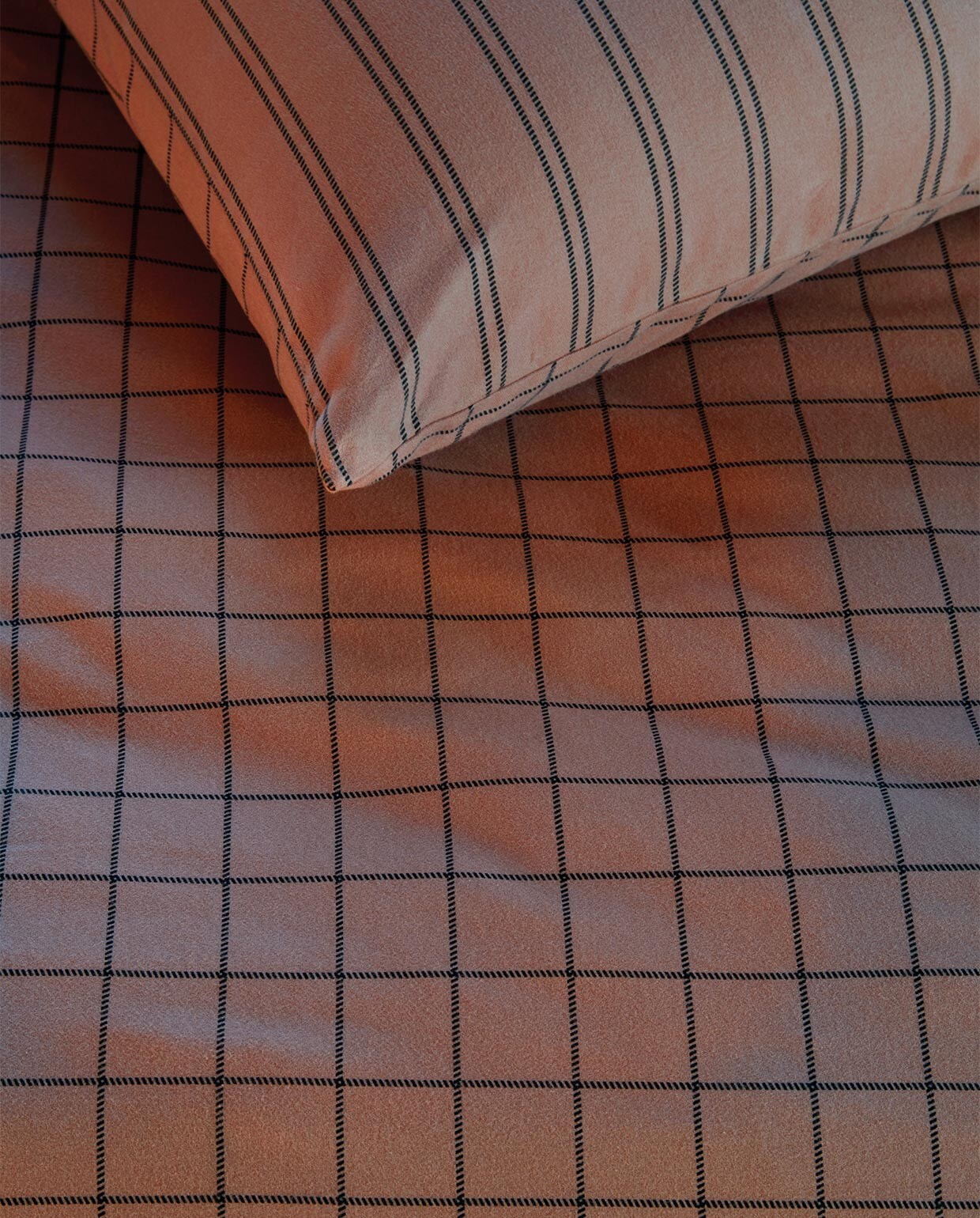 Dekbedovertrek Grid van katoen, terra, 140×200/220 cm € 69,95, 200×200/220 cm € 129,95, 240×200/220 cm € 139,95 (ook in kleur zand).