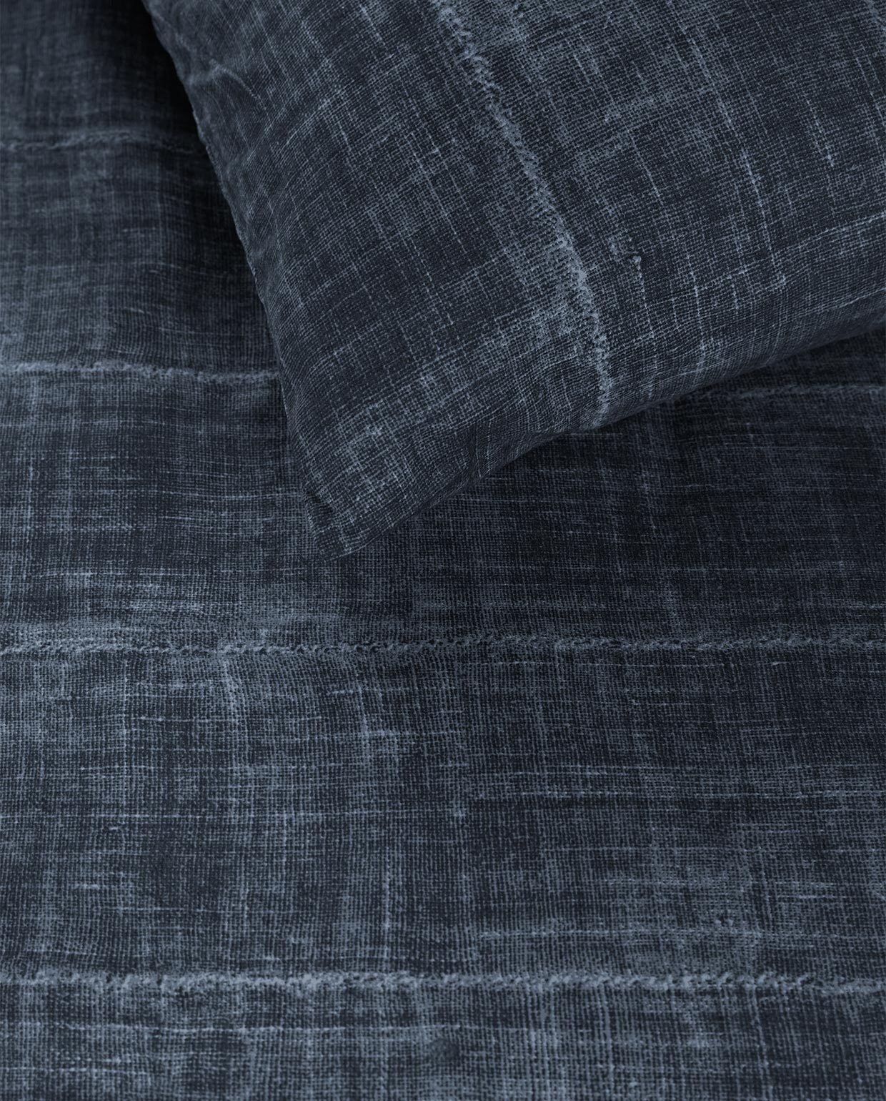 Dekbedovertrek Vintage Indigo van katoen, donkerblauw, 140×200/220 cm € 99,95, 200×200/220 cm € 189,95, 240×200/220 cm € 199,95.