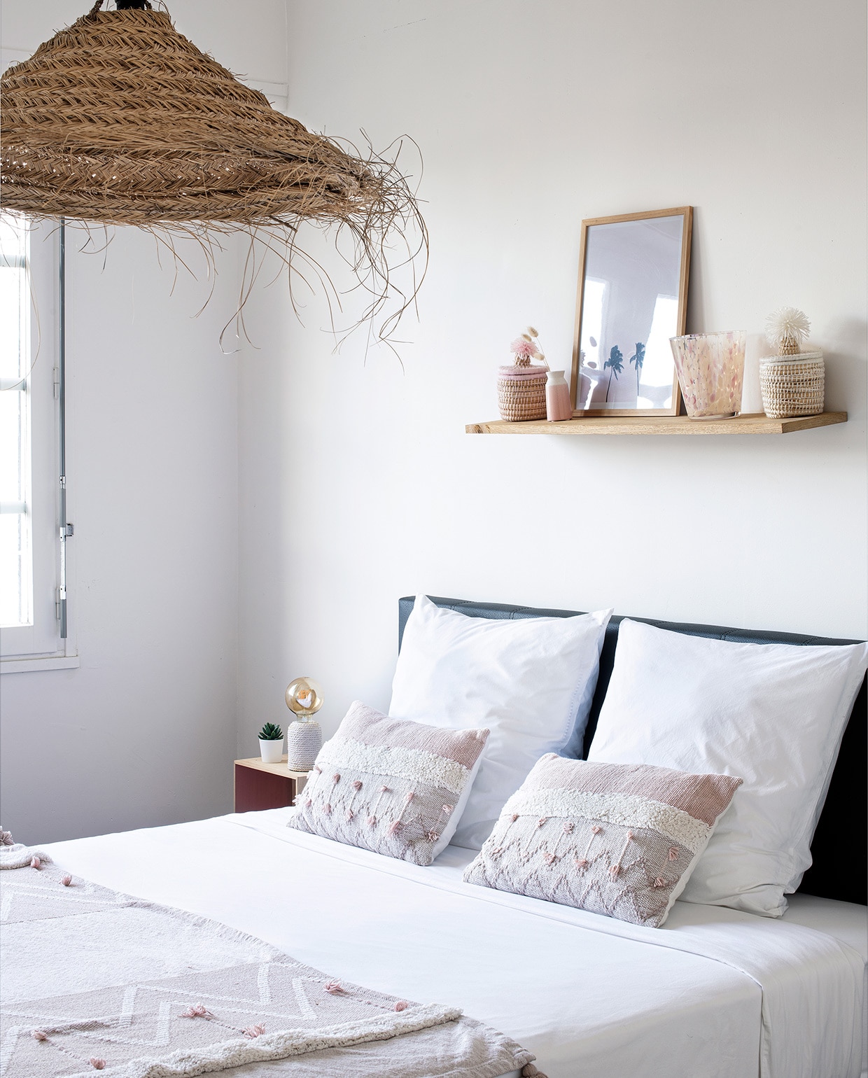 Plaid, kussens, rieten accessoires en gevlochten lamp Pompon Decoration Shop. Overig onbekend.