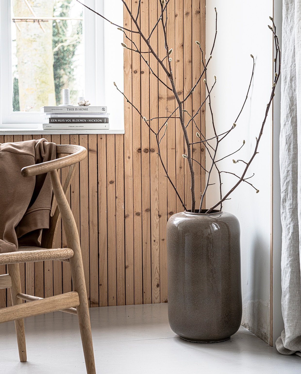 Eikenhouten eetkamerstoel Wishbone CH24(mister-design.nl). Vaas Jade Grey (loods5.nl).