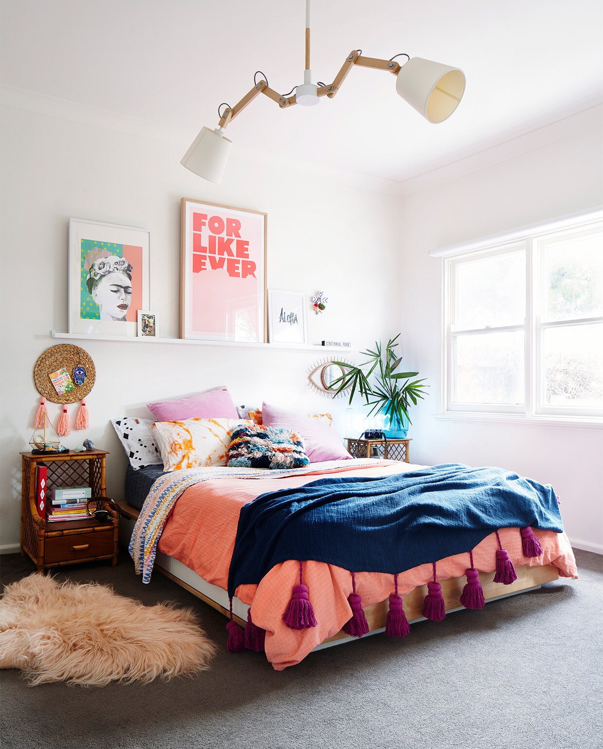 Nachtkastje vintage. Beddengoed en plaid met kwasten Kip &amp; Co. Kunstwerk Frida Kahlo van Morgan Jamieson. Print For Like Ever Super Rural. Aloha-print Loneley Sea. Rotan oog @downtothewoods. Overig onbekend.