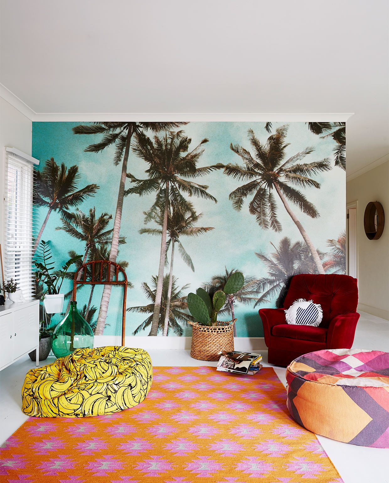 Palmbomen-behang Byron Bay Wallpaper. Bananenkussen Kip &amp; Co. Poef Pony Rider. Overig onbekend.