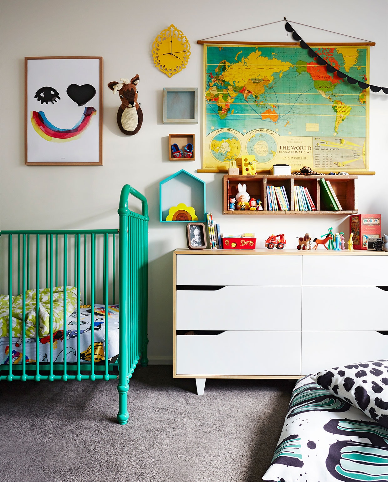 Kinderbed Incy Interiors. Print Heart Eyes Pax &amp; Hart. Hertenkop La De Dah Kids. Wereldkaart Typo. Commode Ikea. Vloerkussen met cactusprint Lauren Webster voor Hank Knitwear, zwart-witte vloerkussenhoes Jack Into The Fold.