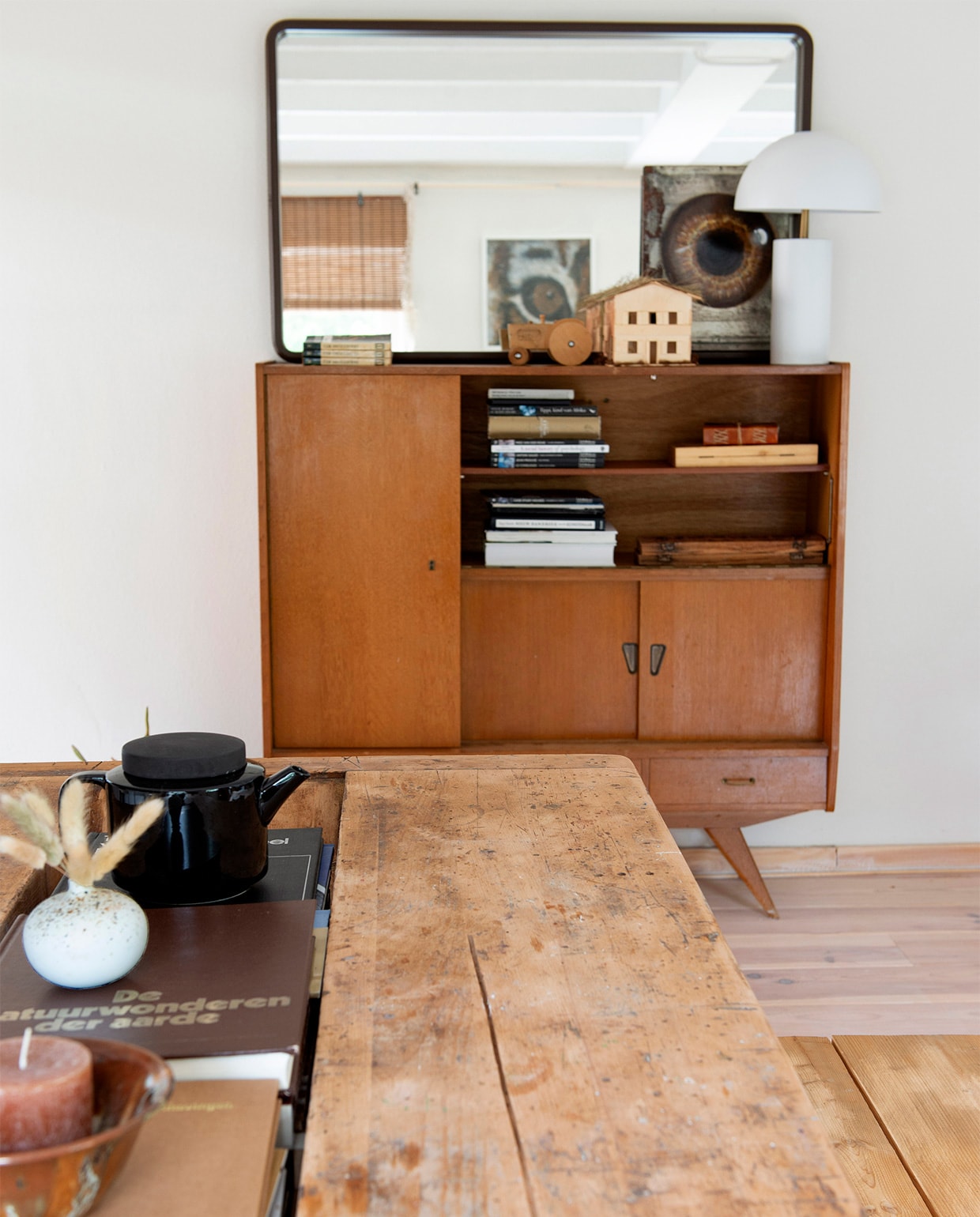 Vintage kast van zus gekregen, lamp Puck van Karwei, theepot Kinta, kunstwerk van oog op metaal eigen werk, overig tweedehands. Deense meubels van onder andere Tony’s Garage Sale.