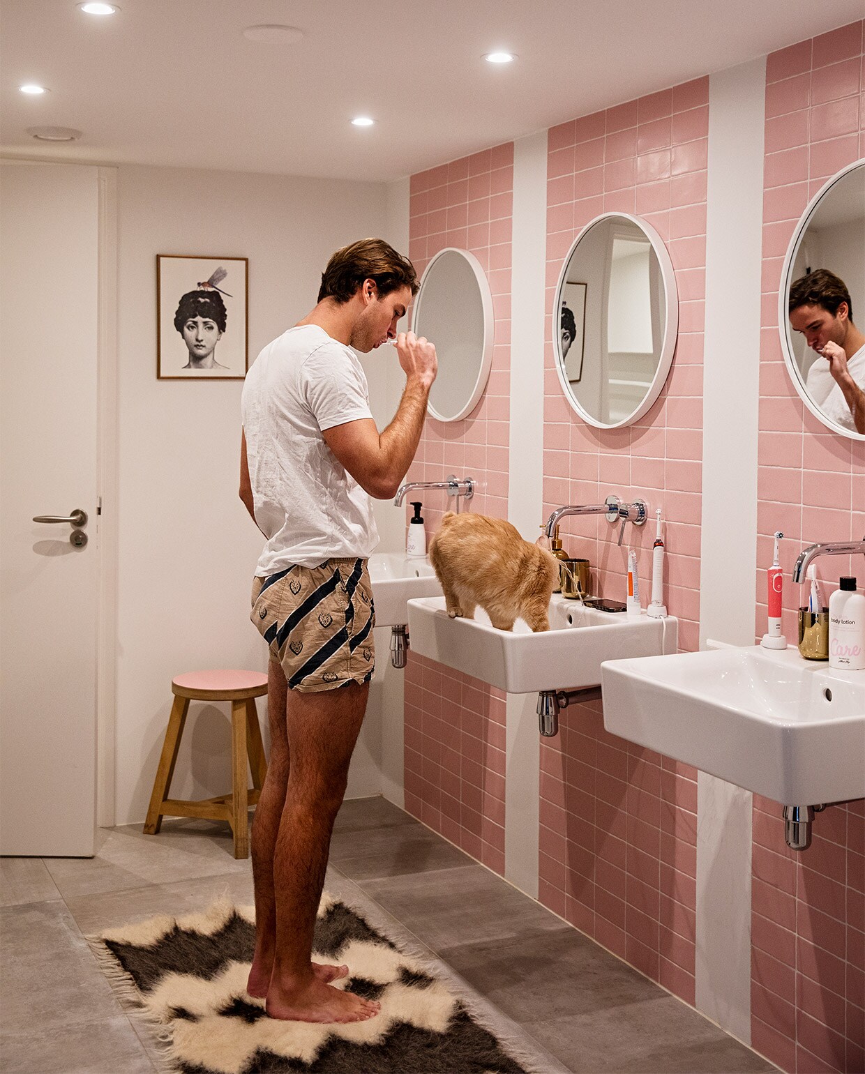 Wand- en vloertegels Kol Tegels &amp; Sanitair. Kruk Loods 5. Vloerkleed Just another shop. Spiegels Made. Goudkleurige tandenborstelhouders H&amp;M Home. Schilderij herkomst onbekend. Wastafels en kranen Sanitairwinkel.