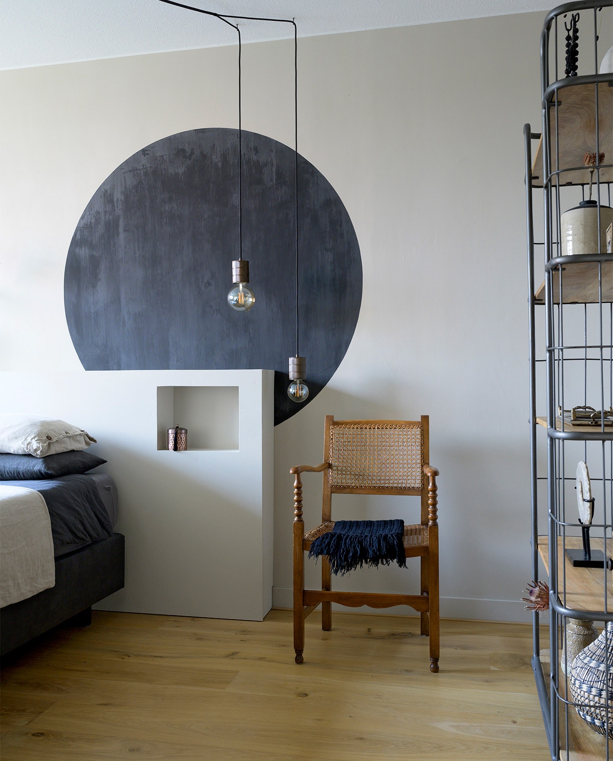 Beddengoed H&amp;M Home. Cirkel zelf aangebracht met restje kalkverf. Rieten stoel erfstuk van grootouders. Hanglampen Het Posthuys. Open kast Casa Vivante.