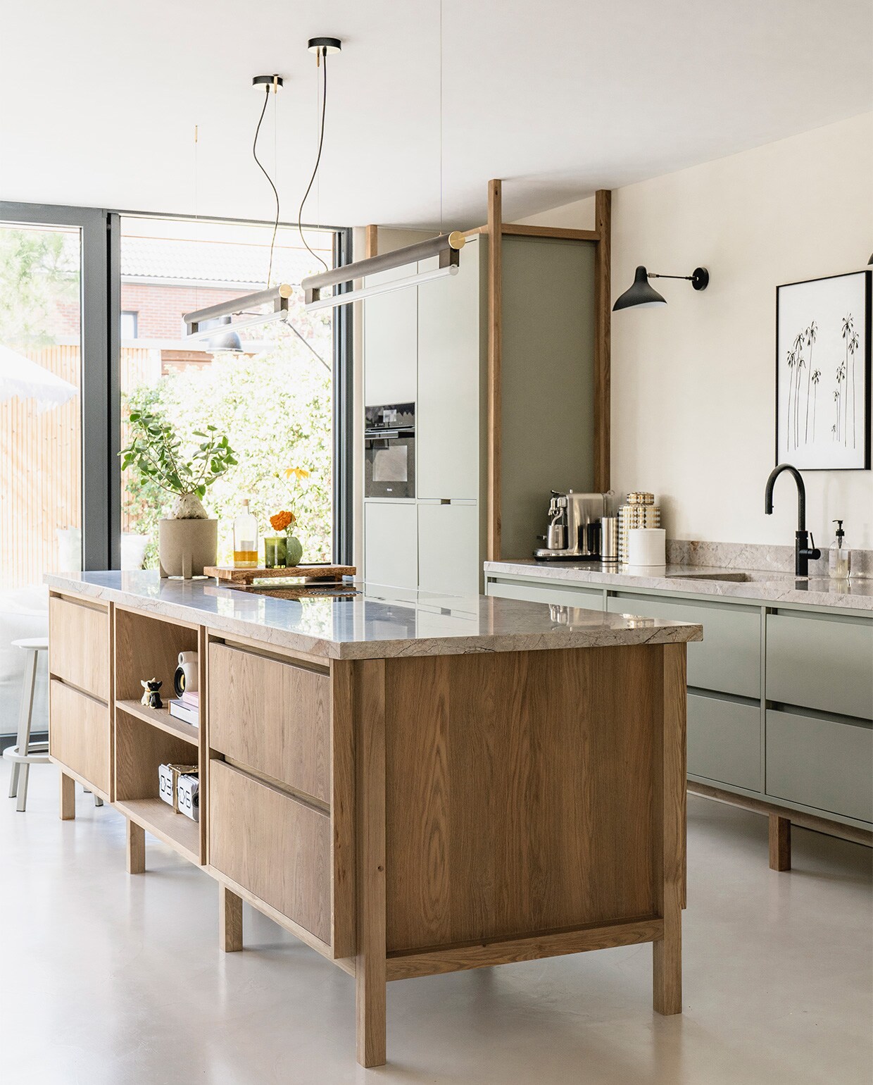 Keuken maatwerk van Maek Meubels. Kraan Quooker. Lampen boven kookeiland Frama, boven aanrecht DCW Editions. Accessoires via The Garden Store.
