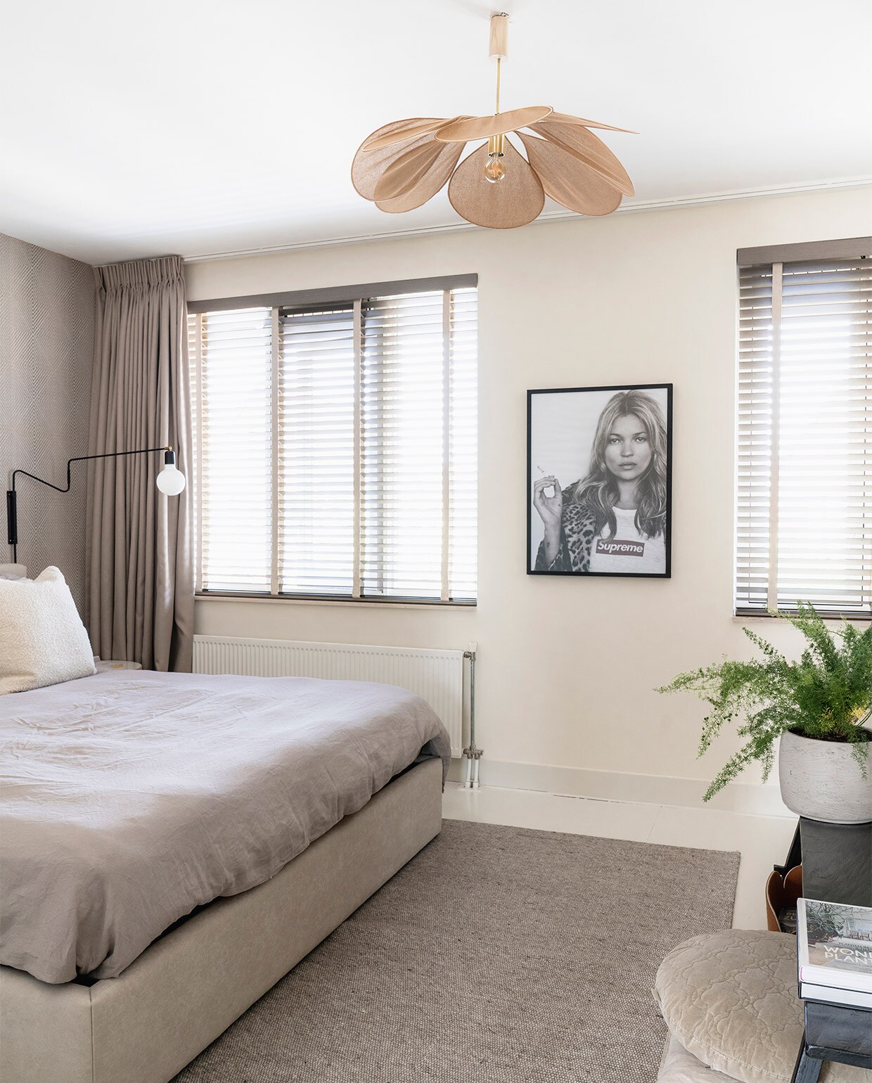 Bed Wehkamp. Dekbedovertrek H&amp;M Home. Raambekleding Luxaflex en Fijn Gordijn. Hanglamp Georges. Wandlamp House Doctor. Vloerkleed Loods5. Kussen Eichholtz. Bloempot The Garden Store. Overig herkomst onbekend.