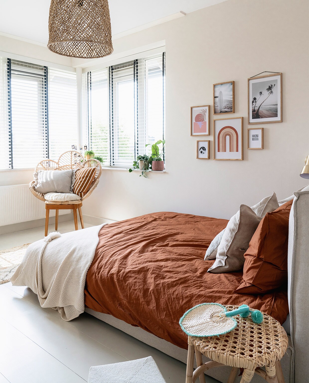 Bed Maisons du Monde, dekbedovertrek Hema. Stoel vintage vondst soortgelijke Florentine van Beliani. Webbing kruk Loods 5. Posters Posterstore. Hanglamp Loft. Plaid Hema. Overig herkomst onbekend.