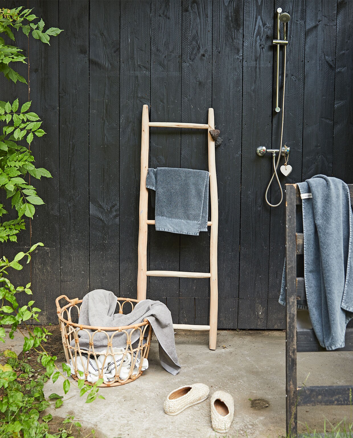 Lichte houten ladder (householdhardware.nl). Handdoeken Stone wash van vtwonen, 60×110 cm (vtwonen.nl). Touwschoenen (sukha.nl). Mand Snidad, 54×39 cm (ikea.com). Overig privébezit.