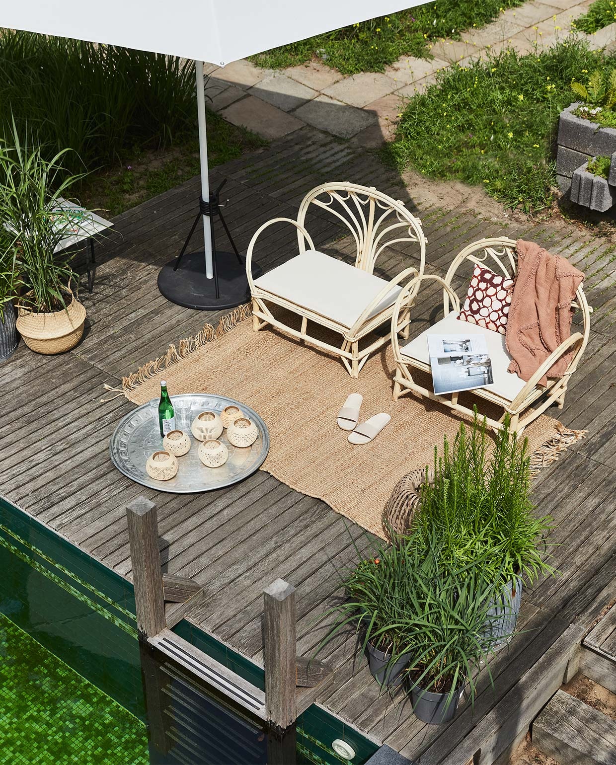 Handgemaakte loungestoelen uit Essaouira, Marokko, en natuurlijk volop zon: dat zijn de ingrediënten voor een vakantie in tropische sferen. Geef er een eigen draai aan met aluminium dienblad, vintage, 75 tot 110 cm (Ø) (householdhardware.nl). Coconut windlicht uit Bali, 13 cm (Ø), slippers soortgelijk bij Sukha (sukha.nl). Plaid 130×170 cm, vloerkleed 12×180 cm (hkliving.nl). Mand Flädis (ikea.com). Aluminium parasol, 200×200 cm, parasolvoet (extravert.nl). Overig privébezit.