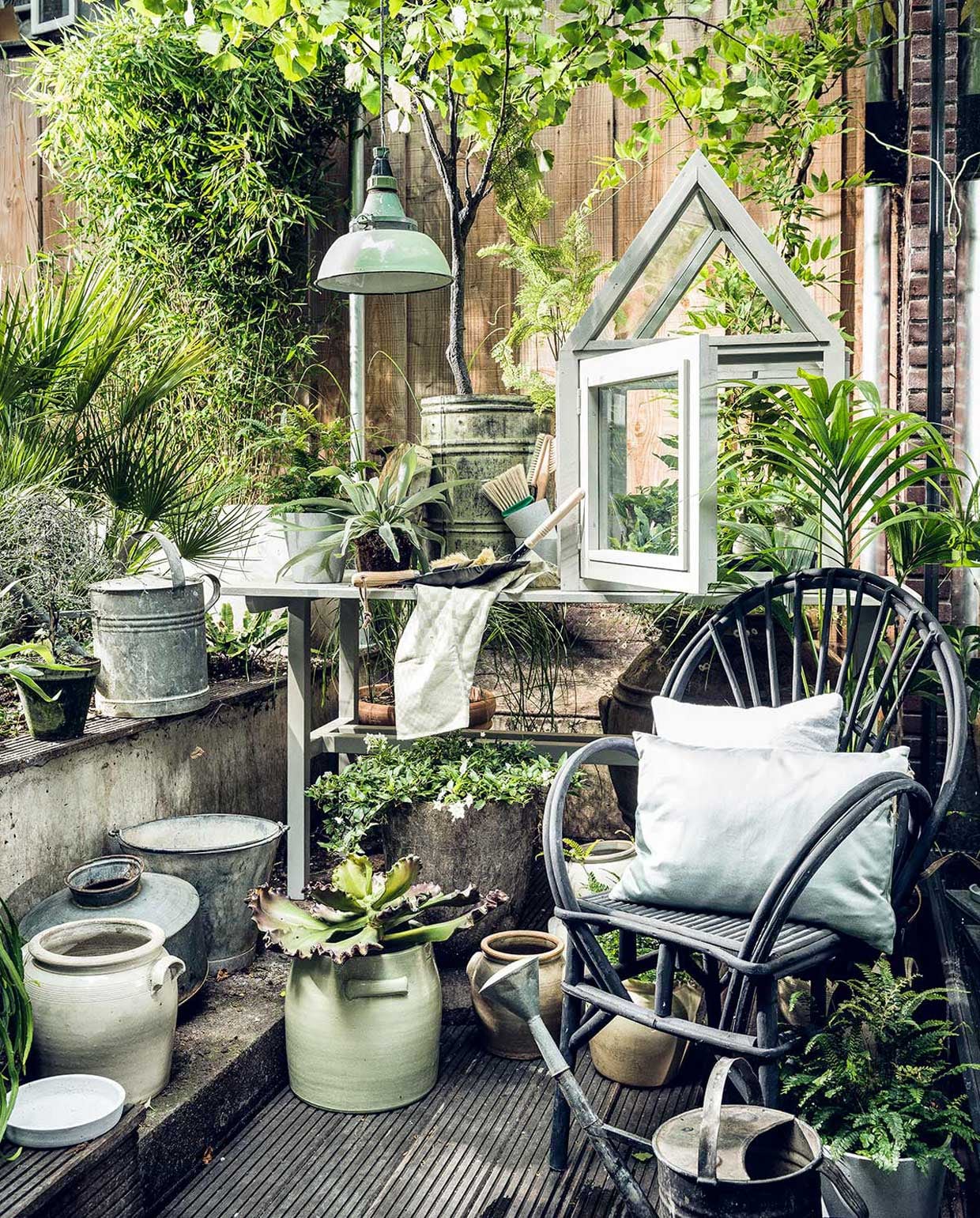 Grijze gieter, groene lamp, emmer (Burbri Antiek). Kunstboom, groene ton, kunstplant, mintgroene pot (De Weldaad). Bezem (Mijn Stijl). Borstel (HAY). Groene theedoek (Dille &amp; Kamille). Tafel en kleine kas (Combitex). Stoel (Household Hardware) Kussens, onderzetter grijze pot (vtwonen.be). Diverse witte potten (Linda’s hoekje). Stalen vaas (Raw Materials).
