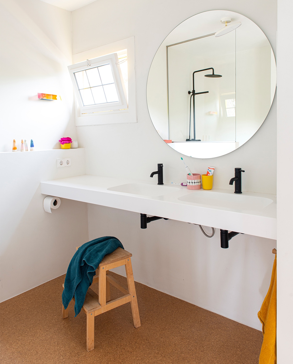 Kunstwerk van Ingrid Roos, spiegel Kunstspiegel, kranen en douche Ben Lavion, wastafel van Baths by Clay, tandenbeker Marie Chanteur, gele beker Ekobo, toiletrolhouder Flat Zonder Klep van Clou.