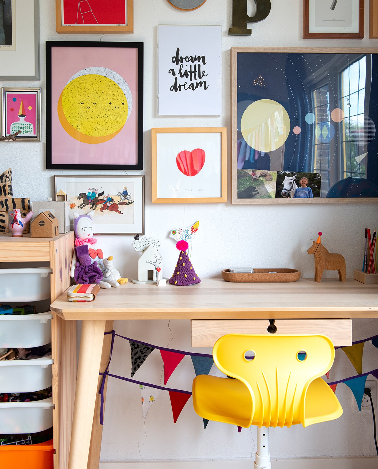 Kunstwerken van Aro for Kids via Estudio Rio, Mirthe Blussé via Etsy, Scout Editions, Olli Ella, Sarah Plus Two and Jax en van Nora’s moeder, pop Studio Escargot, feesthoedjes La Fête, bureau en stoel Ikea.