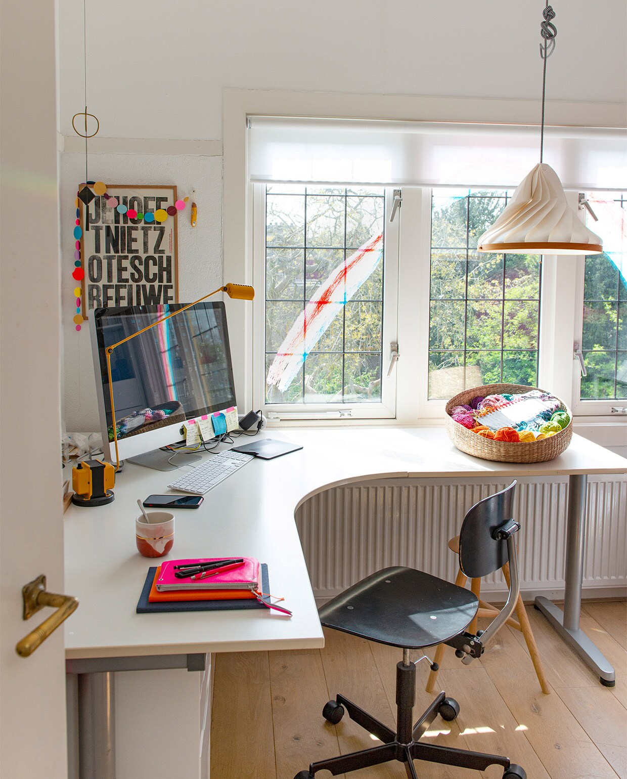 Mobile Corrie Williamson, print GWA, bureaulamp Lumina, hanglamp Snowpuppe, bureau en mand Ikea, stoel Magazin, kruk Head and haft, etui Puc, notitieboekjes Moleskine, mok Marinski Heartmades. De vloer boven is een C-keuze eiken lamelparket, mat gelakt.